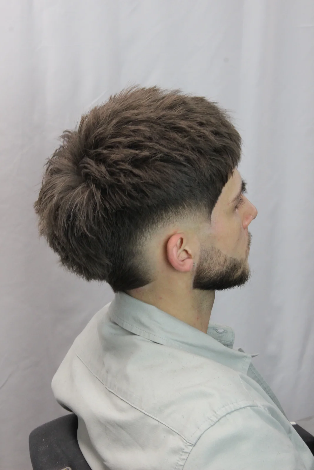 Le contraste entre le dégradé et le dessus texturé se lit de profil.