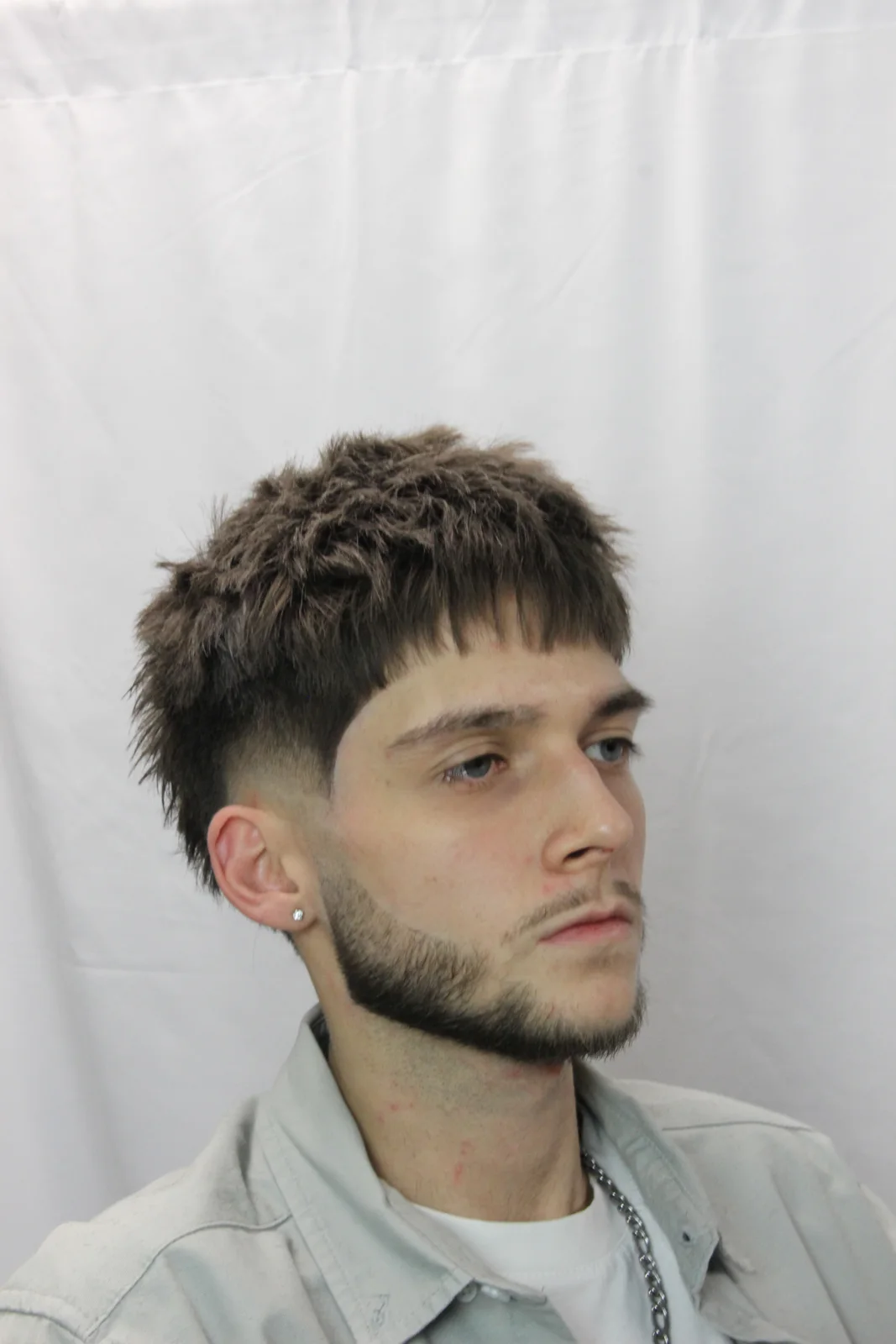 La ligne de frange et la texture du dessus vues de face.