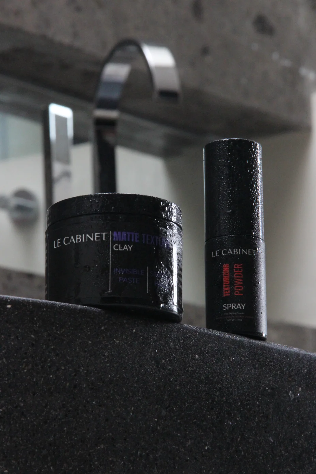Deux produits du Cabinet posés devant le miroir.