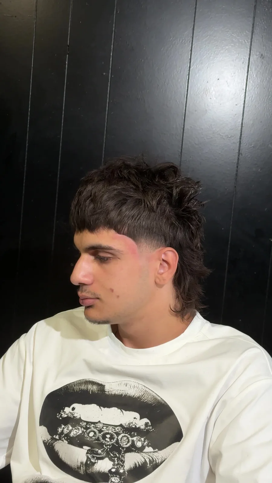La coupe se découvre de face et de profil.