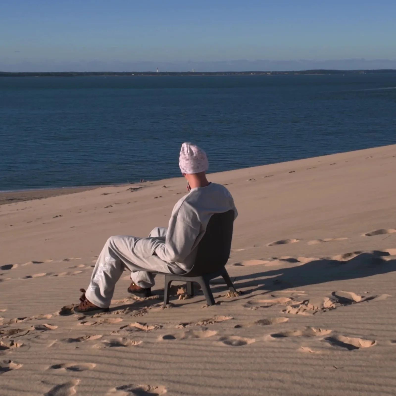 Mehdi assis au bord de l’eau.