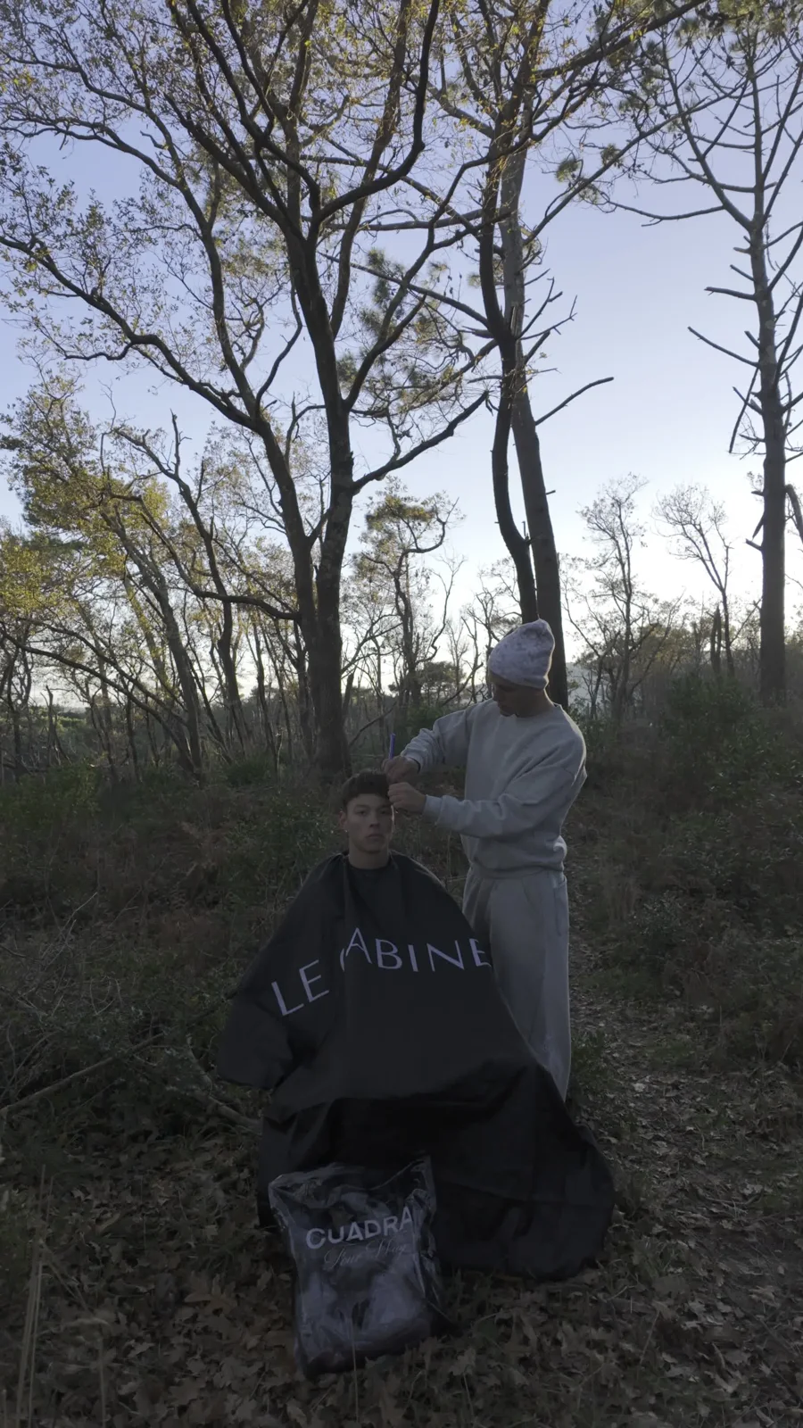 Le fauteuil installé au milieu des arbres.